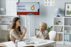 Profesora enseñando idiomas a un niño pequeño
